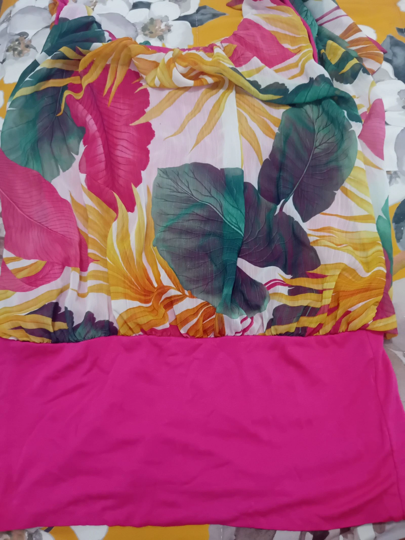 Bloes/tuniek met tropisch parelmoerpatroon en fuchsiaroodkoord – photo 2